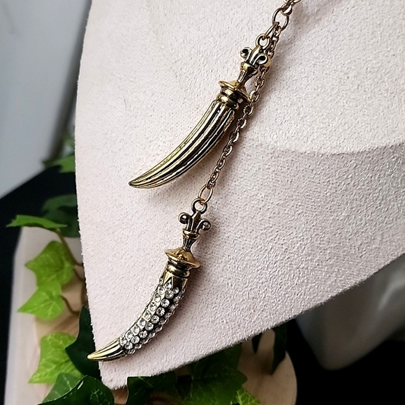 Vintage Gold Double Dagger Pendant Chain Necklace - Picture 7 of 8